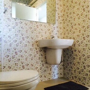 Deluxe Twin Room | Bathroom | Shower, free toiletries - Montra Nakhon Guesthouse (Nakhon Si Thammarat)