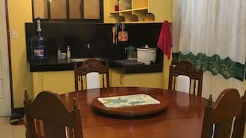 Petit déjeuner en libre-service (200 PHP par personne)