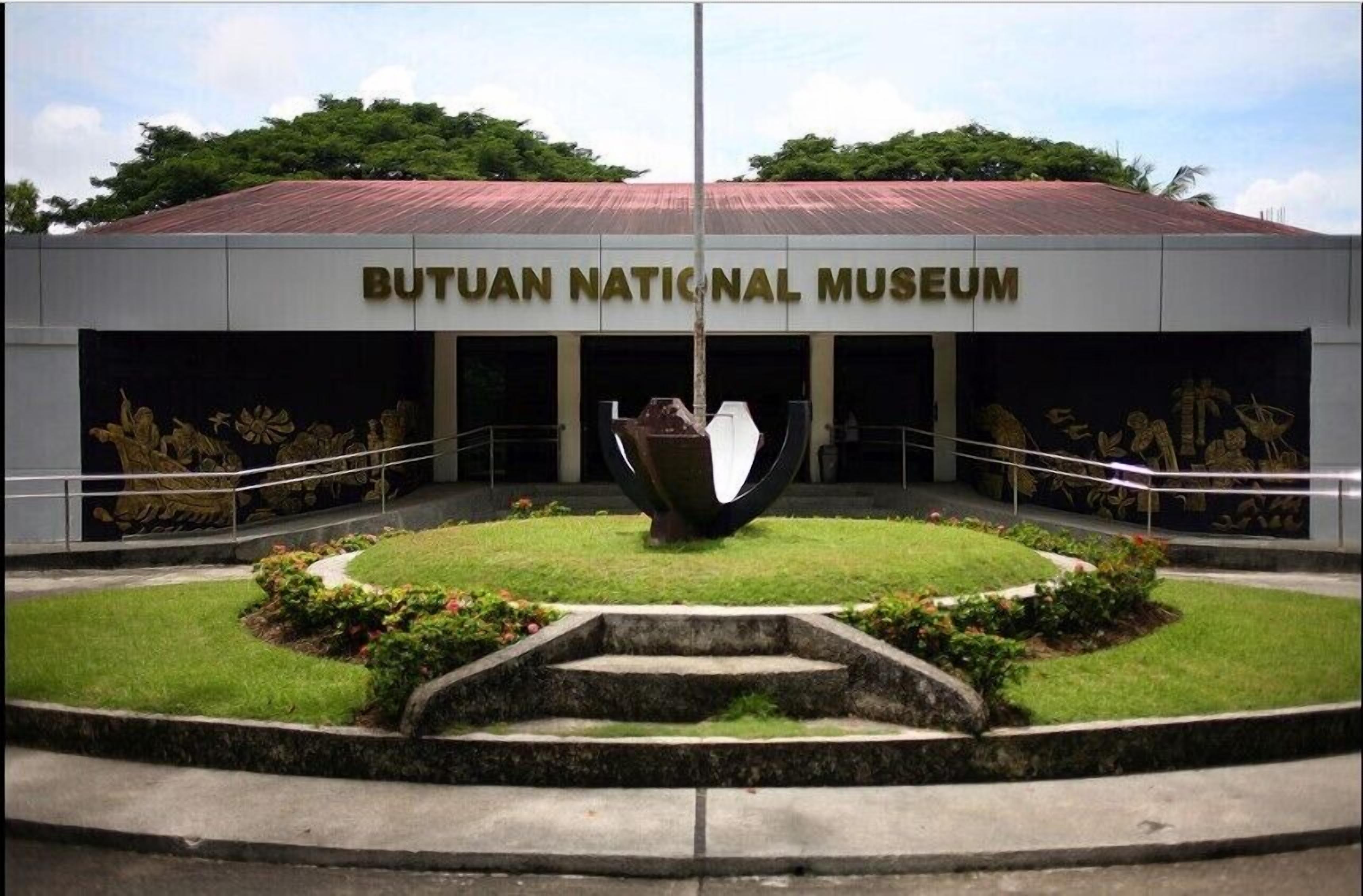 De ingang van het Butuan Nationaal Museum, met een centraal beeld en een aangelegde tuin.
