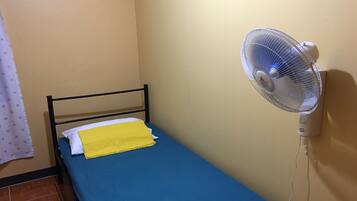 Quarto solteiro básico, 1 quarto, para não fumantes, vista para a montanha | Espaço de trabalho para notebook, roupa de cama