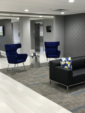 Lobby sitting area - Home Inn and Suites (Memphis)