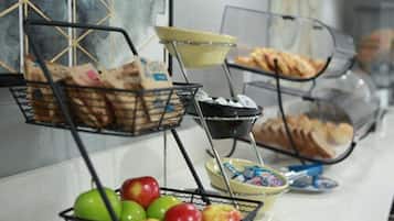 Ein reichhaltiges Buffet mit verschiedenen Speisen und einer Obstschale.