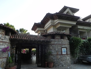 Vista frontal de la propiedad