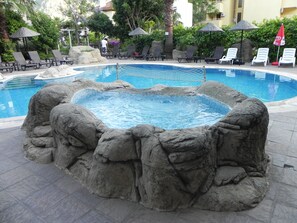 Kolam renang outdoor, dengan payung kolam renang dan kursi berjemur