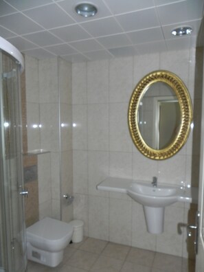 Apartemen | Kamar mandi | Shower dan handuk