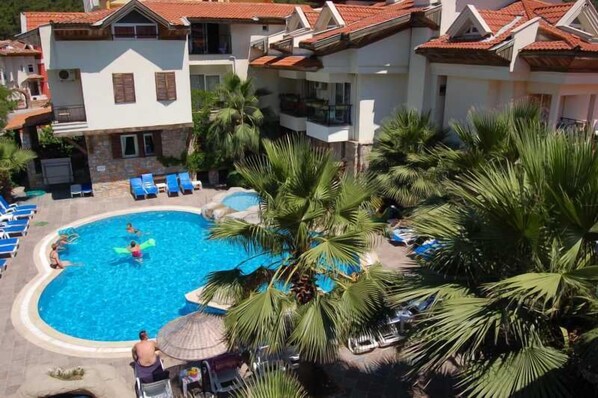 Kolam renang outdoor, dengan payung kolam renang dan kursi berjemur