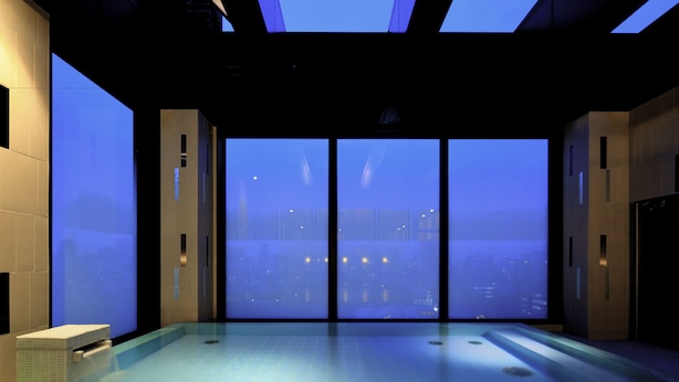 A modern indoor swimming pool with a city view through large windows. - Candeo Hotels Tokyo Roppongi (Tokyo)