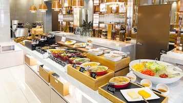 Daily buffet breakfast (JPY 2200 per person)