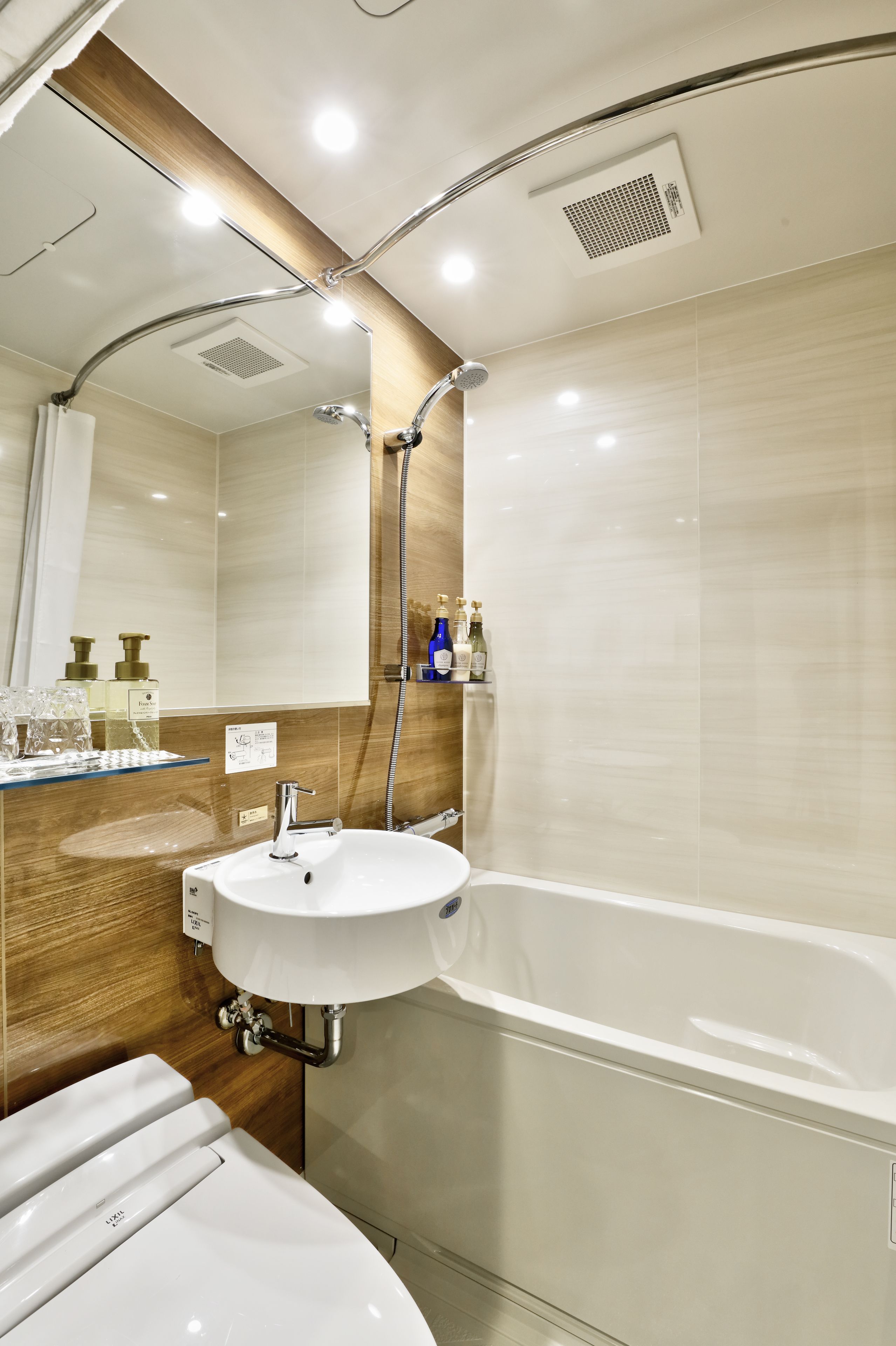 combined shower/bathtub, deep-soaking bathtub, free toiletries