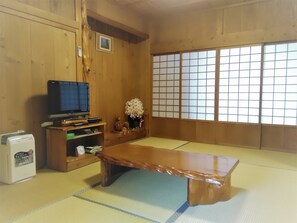 Perhehuone | Oleskelualue | Taulutelevisio, takka, videopelikonsoli, DVD-soitin