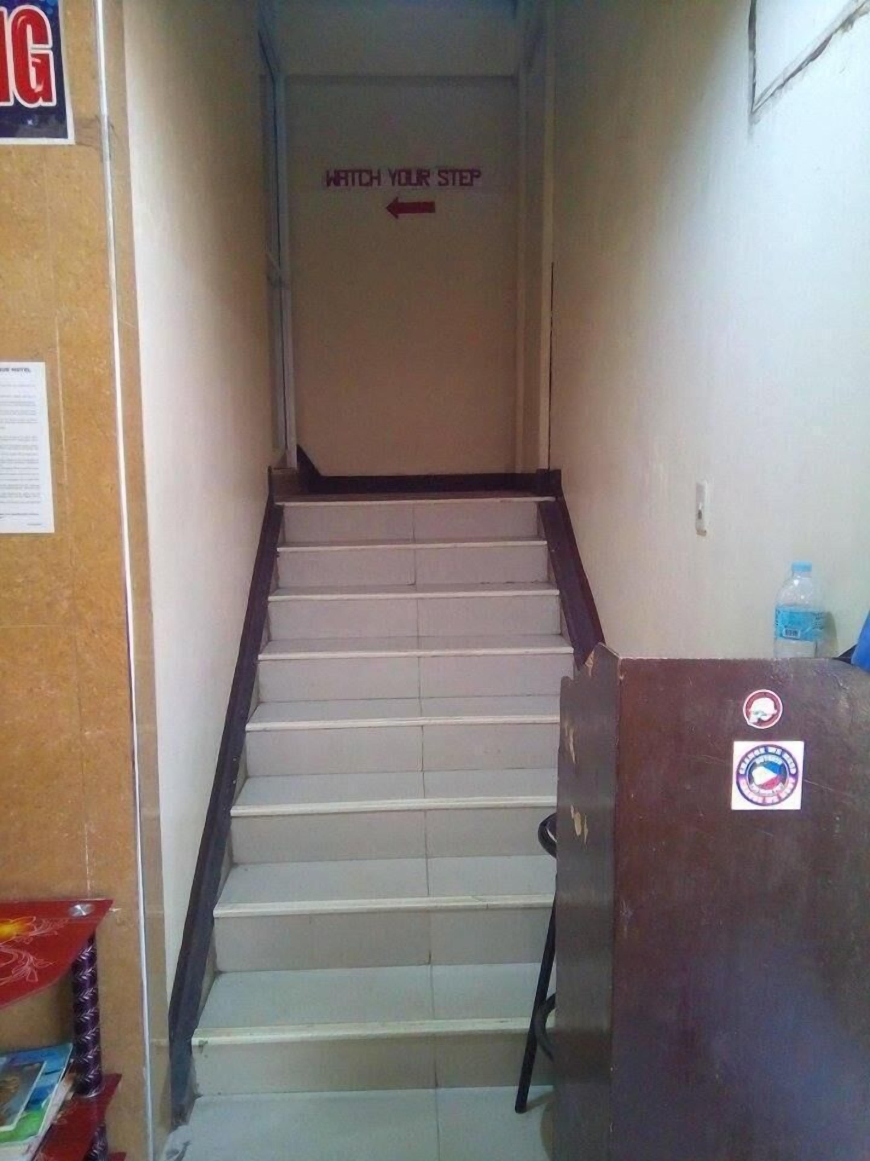 Una escalera con un letrero que dice 
