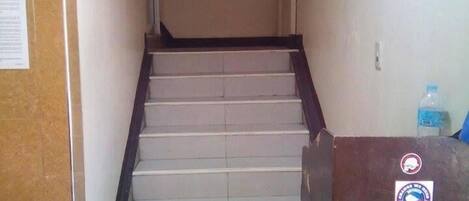 Una escalera con un letrero que dice