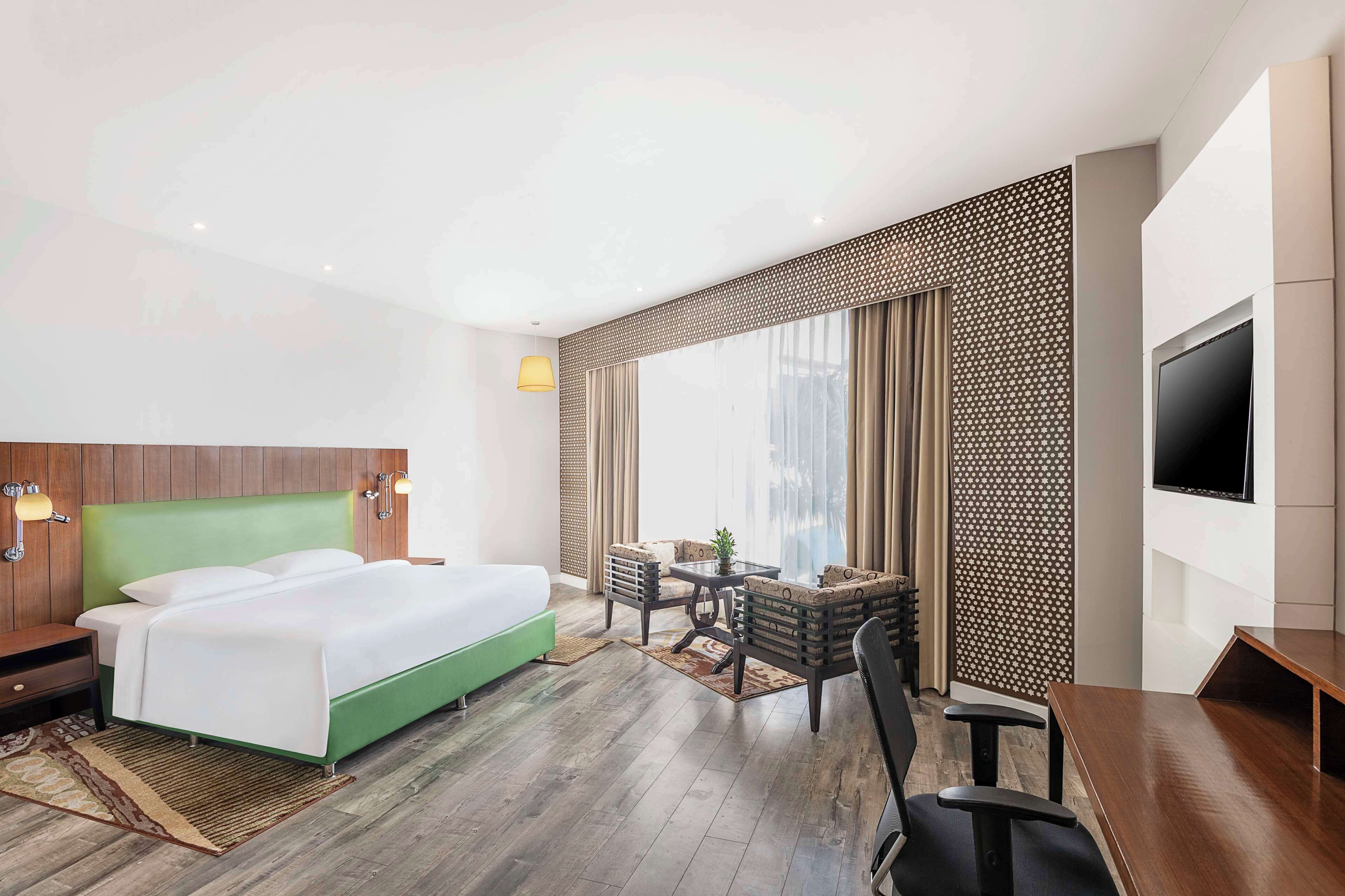 Rom – deluxe | Minibar, safe på rommet, individuelt innredet og skrivebord