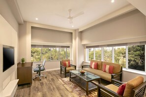 Suite (Room) | Minibar, brankas, dan dilengkapi dengan perabotan berbeda-beda