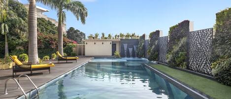 Una piscina al aire libre