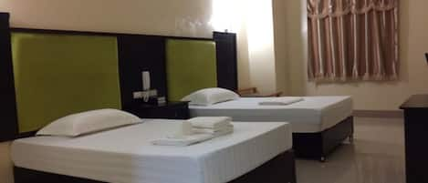 Deluxe Twin Room | Desk, iron/ironing board, free WiFi