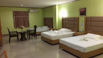 VIP Family Room | Desk, iron/ironing board, free WiFi