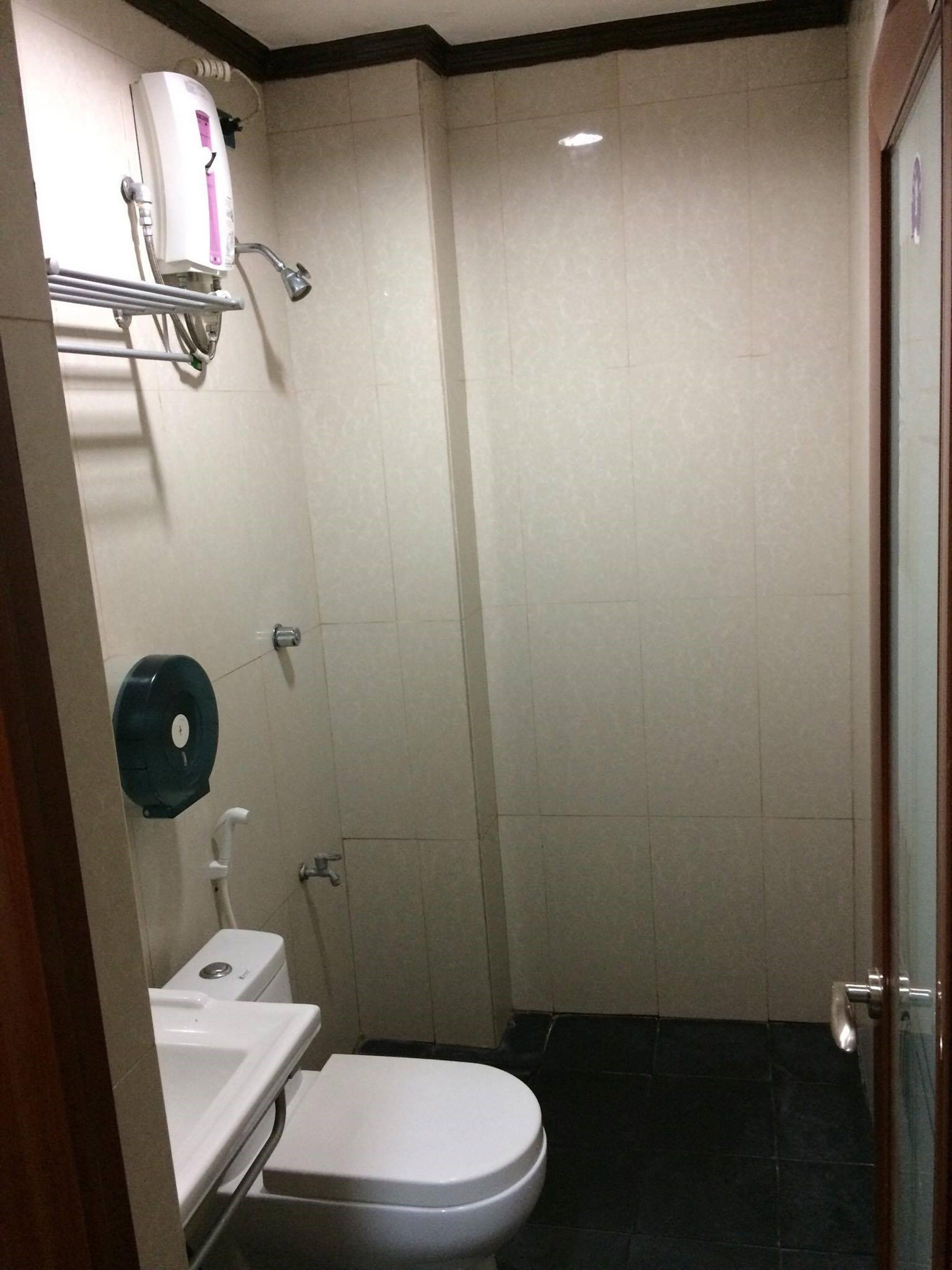 Ducha, artículos de tocador gratuitos, pantuflas, toallas