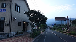 Un edificio con fachada de ladrillo, un letrero y cielo despejado.