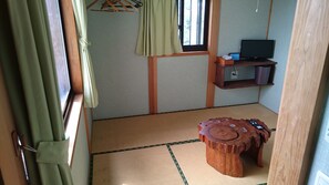 Japanese Style Room for 2 People, Shared Bathroom | Desk, free WiFi, bed sheets - Minshuku Umikawa (Yakushima)