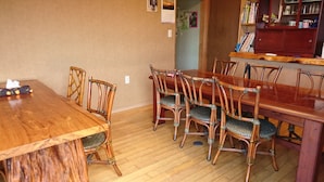 Un coin repas avec une table en bois et six chaises dotées d’assises rembourrées.