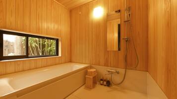 Traditioneel huis (Whole Rent Town House) | Badkamer | Een aparte badkuip en douche, een regendouche, gratis toiletartikelen