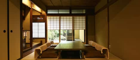 Traditional-Haus (Whole Rent Town) | Essbereich im Zimmer