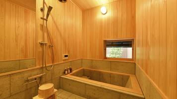 Traditioneel huis (Whole Rent Town) | Badkamer | Een aparte badkuip en douche, een diep bad, een regendouche