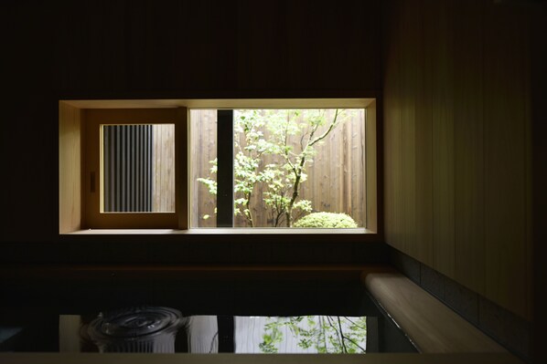 Tradisjonelt hus (Whole Rent Town) | Bad | Separat badekar og dusj, toalettartikler (inkludert), hårføner og bidé