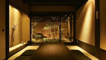 Rumah Tradisional (Whole Rent Town) | Ruang keluarga | TV layar datar