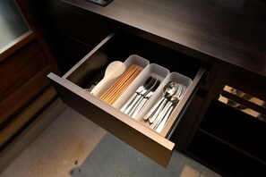 트래디셔널 하우스 (Whole Rent Town) | 공용 주방 시설 | 냉장고, 전자레인지, 전기 주전자, 밥솥