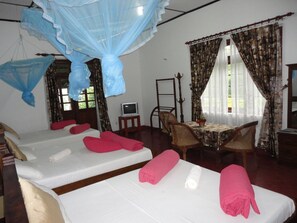 Chambre familiale, 1 chambre, vue sur le lac | 1 chambre, bureau, accès au Wi-Fi (inclus)