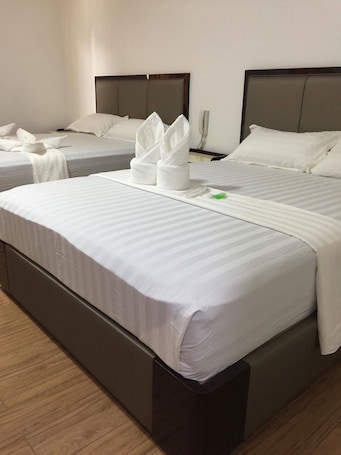 Familienzimmer | Schreibtisch, Bettwäsche. Meaco Hotel Royal - Tayuman