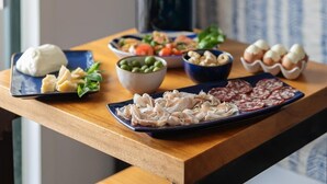 朝食 (ビュッフェ)、毎日提供 (無料)