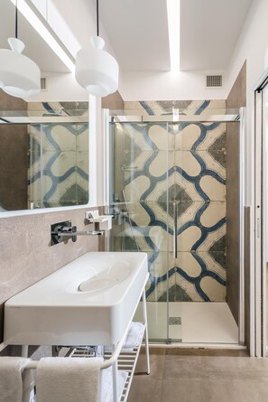 أغطية فراش متميزة وألحفة محشوة بالريش وعناصر مجانية داخل الميني بار