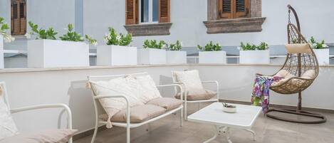 Premium bedding, down duvets, free minibar, in-room safe