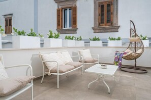 أغطية فراش متميزة وألحفة محشوة بالريش وعناصر مجانية داخل الميني بار