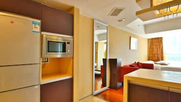 Deluxe Suite with Sea View | Private kitchenette | Microwave, electric kettle