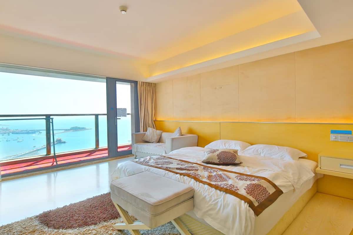 Deluxe Double Room with Sea View | Minibar, desk, blackout drapes, free WiFi