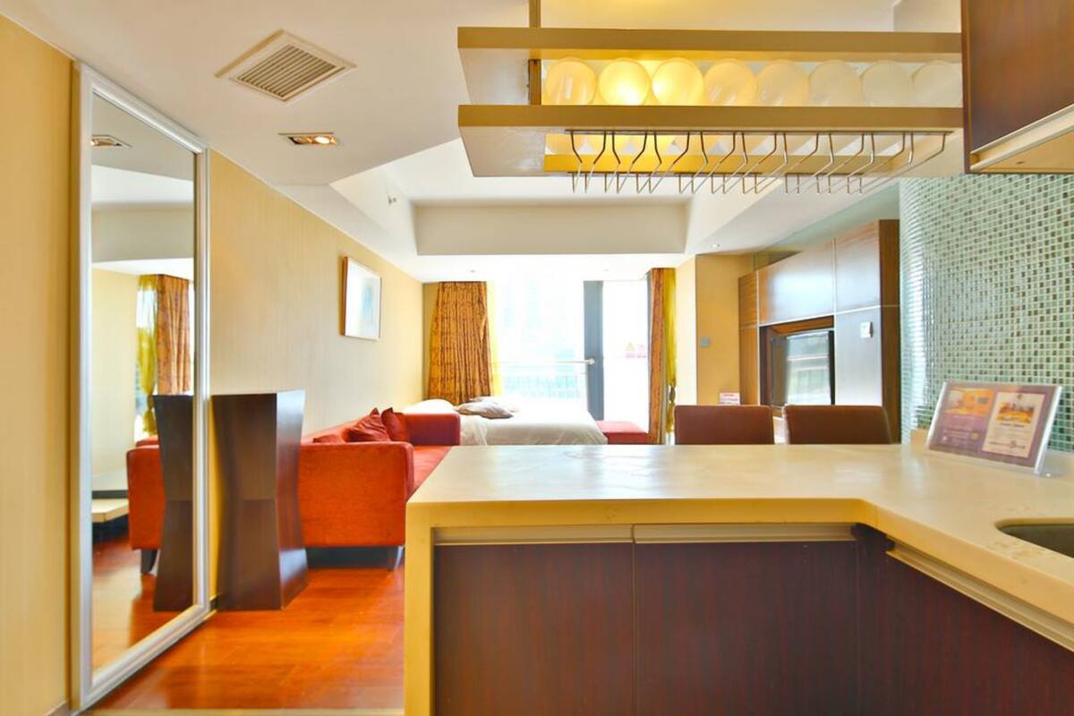 Suite Deluxe | Cocina básica privada | Microondas y hervidor eléctrico