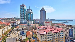 Un paisaje urbano con modernos rascacielos y vistas al mar.
