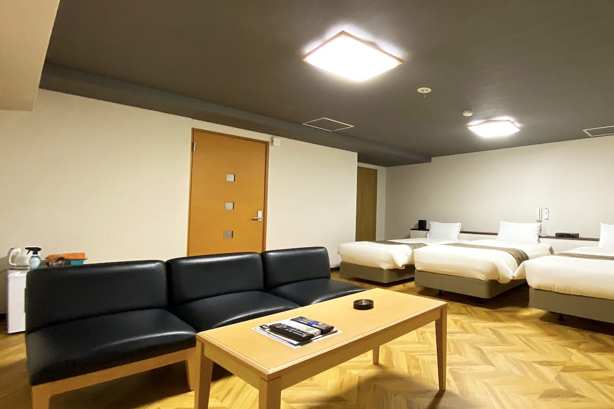 Minibar, free WiFi, bed sheets