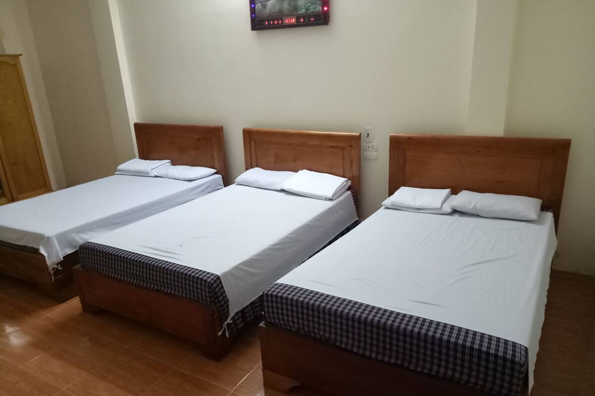Room (3 Double Beds) | Desk, free WiFi