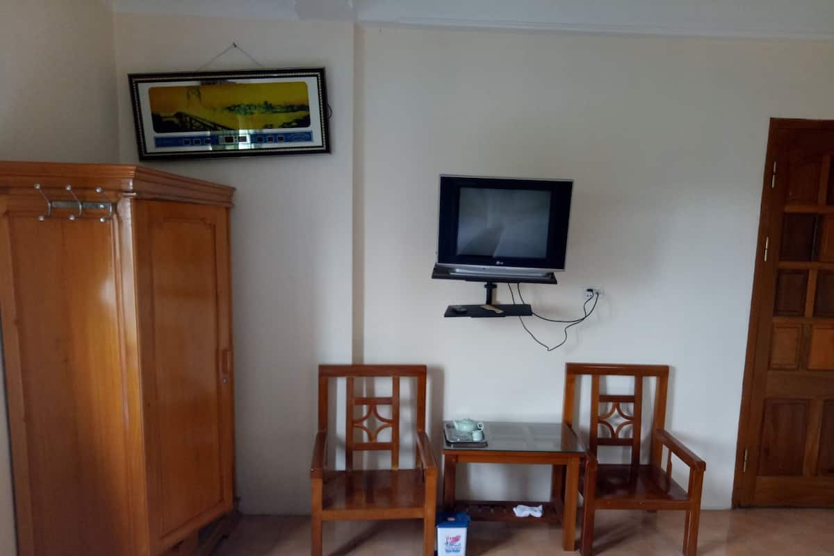 Room, 2 Double Beds | Lobby sitting area