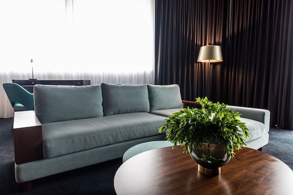 Suite | Área de sala de estar | Televisión de pantalla plana de 55 pulgadas con canales digitales