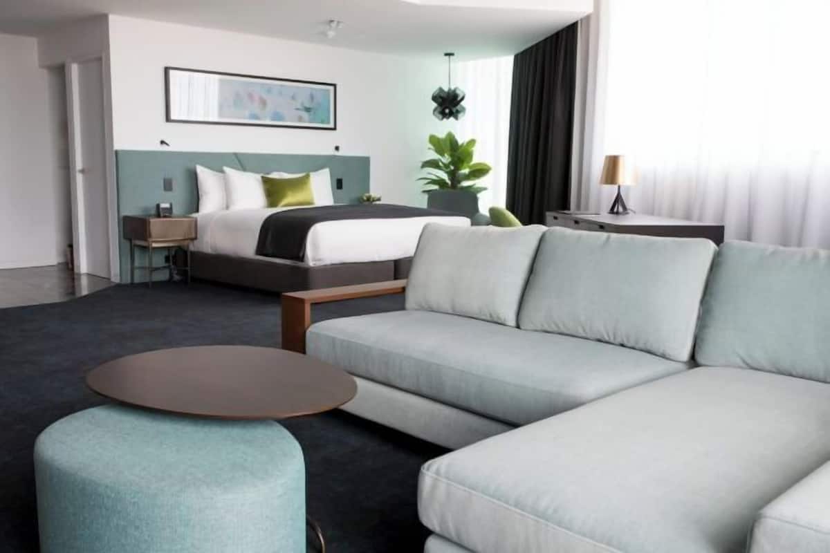 Lit avec matelas Ă plateau-coussin, coffre-fort