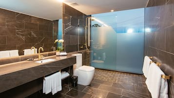 Suite | Salle de bain | Articles de toilette de luxe, sĂšche-cheveux, serviettes fournies