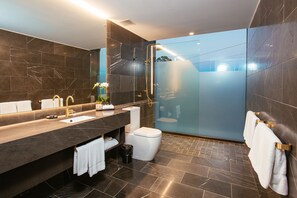 Corner Suite | Bathroom | Designer toiletries, hair dryer, towels - Eatons Hill Hotel (Brendale)