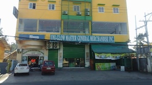Un edificio de varios pisos con el nombre 'NOVO' en la fachada.