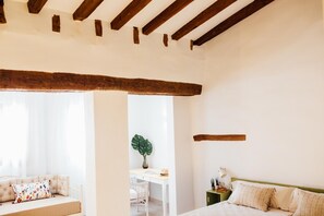Ropa de cama de alta calidad, escritorio, cortinas opacas